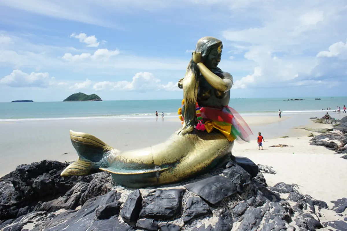 นางเงือกทอง หาดสมิหลา จังหวัดสงขลา